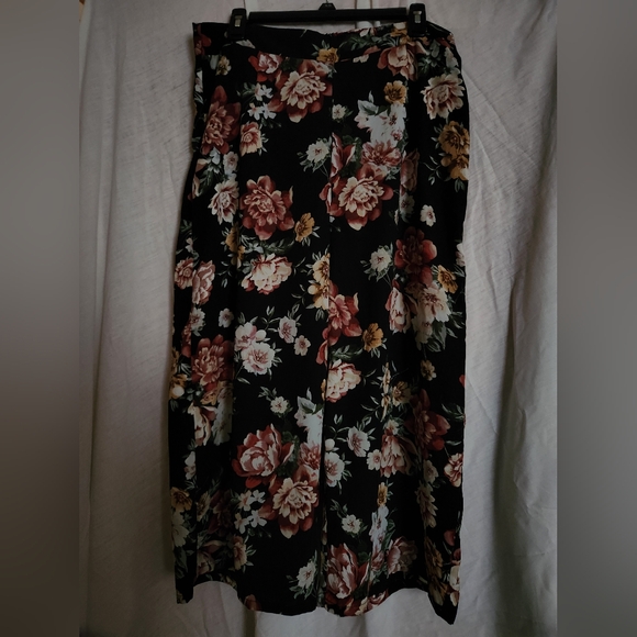 Floral Maxi Shorts - Picture 1 of 4
